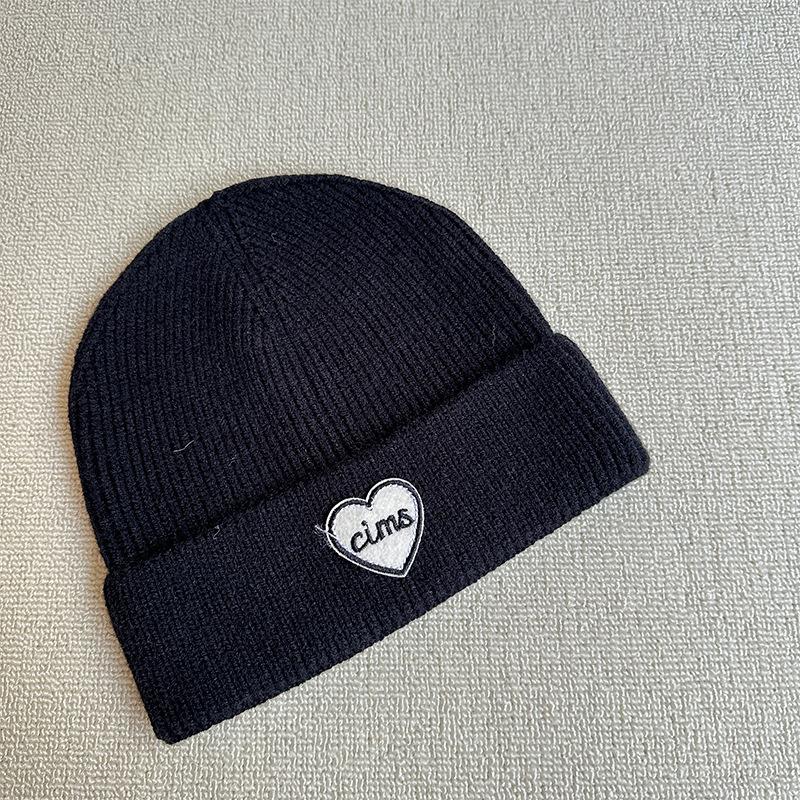 Modische Englische Buchstaben Liebe Stoffetikett Wollmütze Lässig Einfarbige Aufgeschlagene Kante Gehörschutz Strickmütze Arktischer Samt Warme Mütze