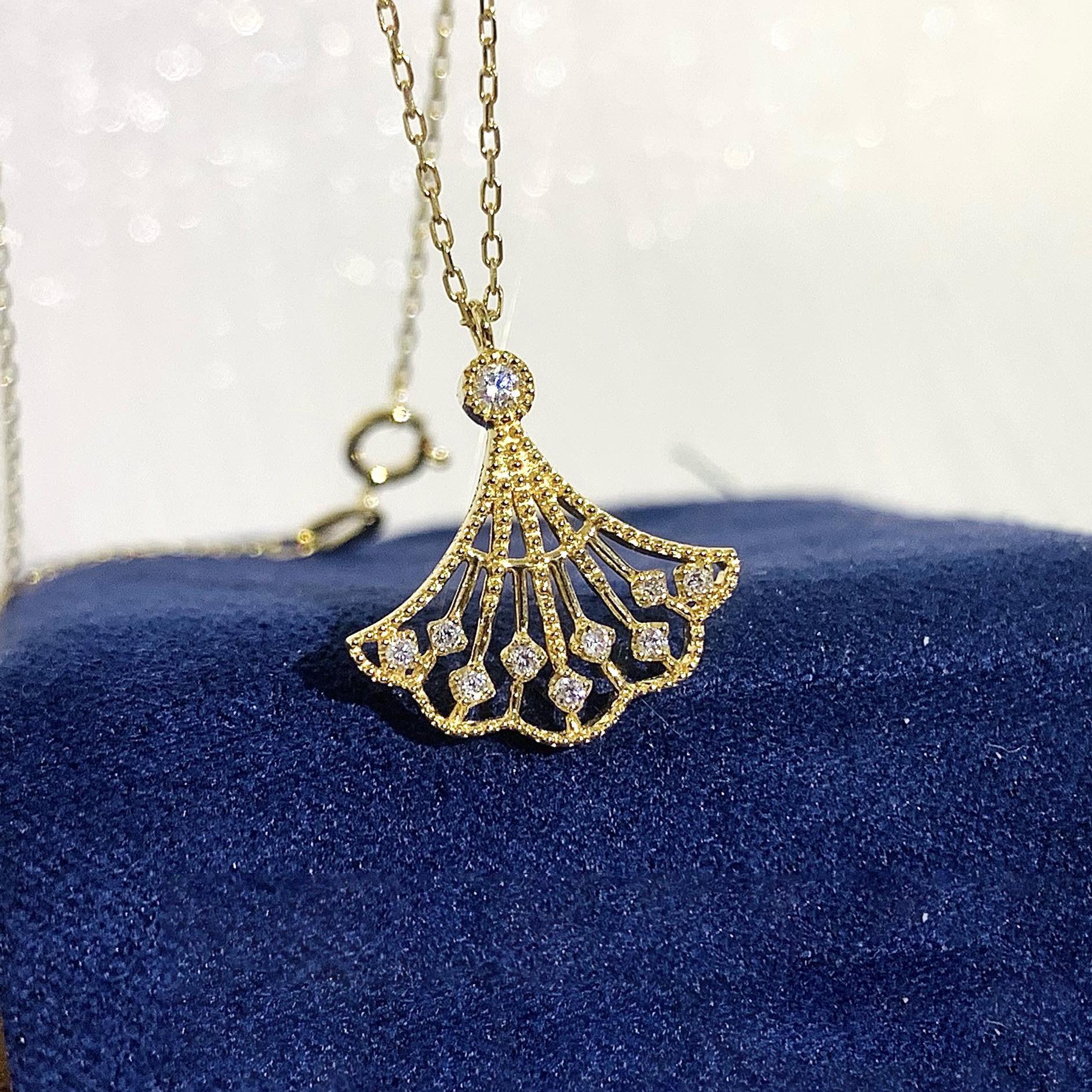 

Elegant Clavicle Chain: Silver Fan Pendant Necklace for Women 925 Silver