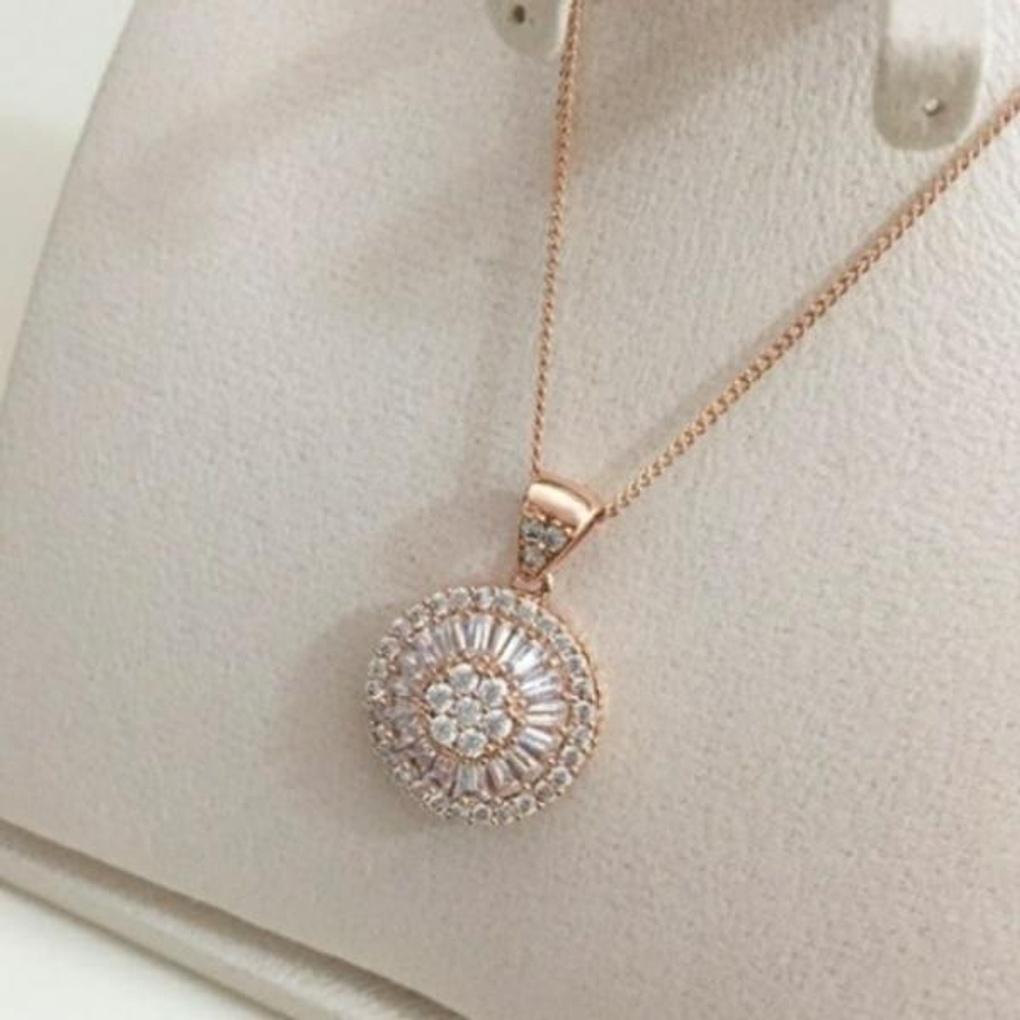 Atrias luxuriöse, subtile und elegante Tepa Cubic One Halskette APSERDG0001