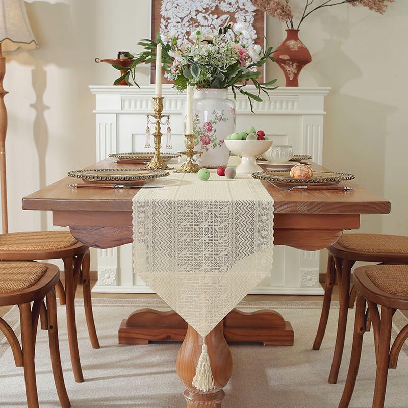 

Countryside Hollow Design Table Runner