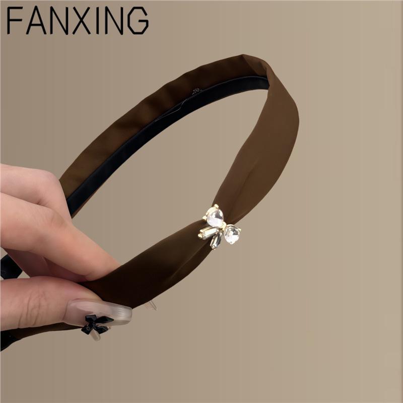 

Элегантная повязка на голову с бантом из кофейного атласа: Минималистичный роскошный аксессуар для волос для женщин 2025 кофейный