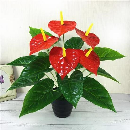 Künstlicher Strauß roter Anthurien: Zimmerdekoration: Topfarrangement mit künstlichem Grün und kleinem Bonsai-Ornament