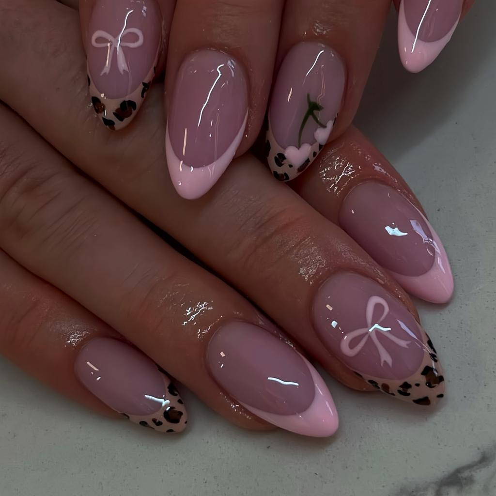 24 Stück Rosa Press-on-Nägel Kunst Leopardenmuster Französisch Lang Mandel Form Falsche Nagelspitzen Fertig Tragbar Schleife Kirsche Design Falschnagel Set