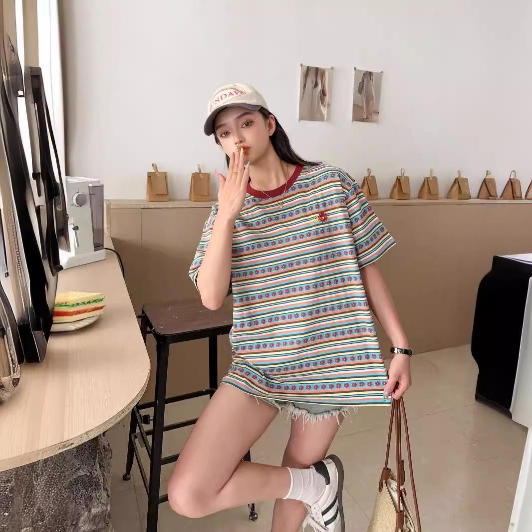 

Женская футболка с коротким рукавом в полоску и цветовым блоком ADER2024 - Летняя свободная посадка, круглый вырез с цветочным дизайном Size A2