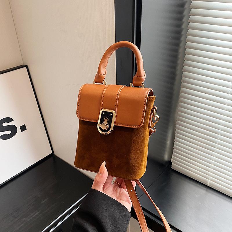 

Сумка женская 2024 года, новая модная высококачественная матовая ретро-сумка-мессенджер, нишевый дизайн, портативная маленькая квадратная сумка коричневый