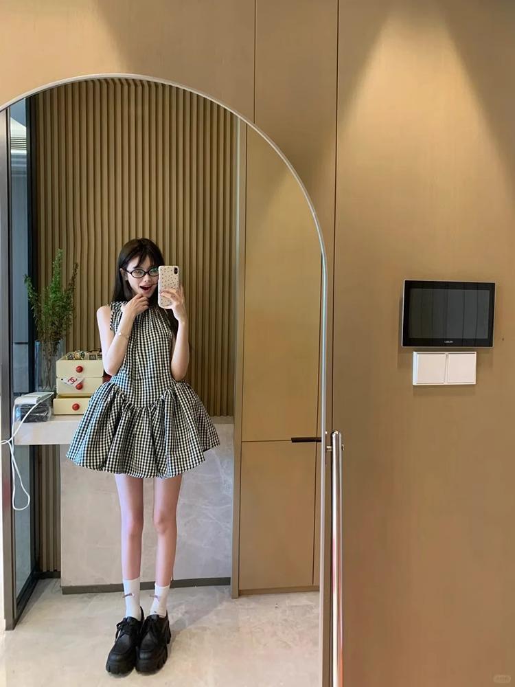 Damska Preppy Bezrękawnikowa Mini Sukienka w Kratkę - Wyszczuplający Krój z Bufiastą Spódniczką na Lato