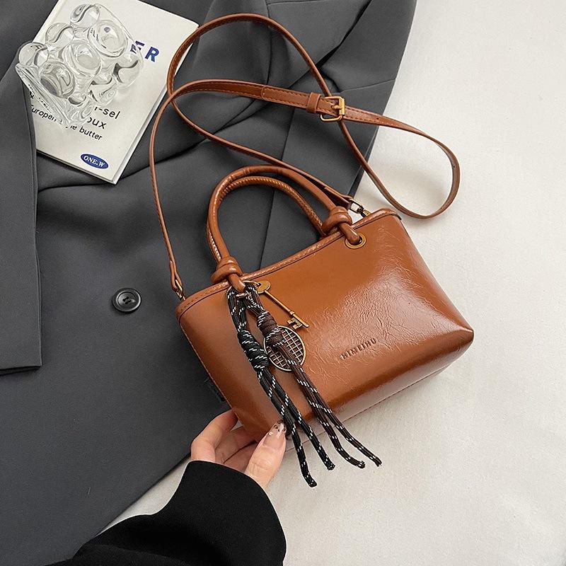 Simple and fashionable handbag 2025 winter new retro texture bucket bag solid color shoulder messenger bag