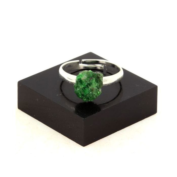 Pierres et Minéraux. Bague Grenat Tsavorite brut plaqué argent. 9.91 ct. Taille réglable.