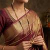 Tradiční Maharashtrian Mangalsutra o délce 36 palců s kulatým přívěskem a květinovými náušnicemi