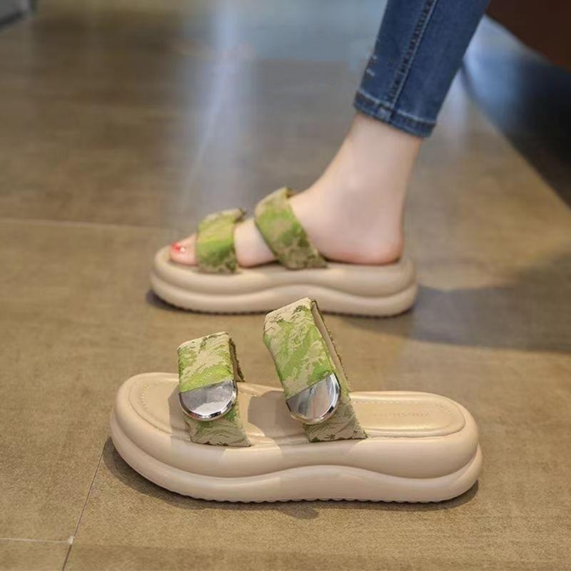 Slippers women's summer wear 2025 new high-end fashion with skirt platform beach sandals super fire sandals