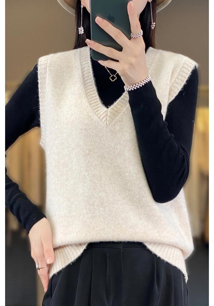 Autumn & Winter Women's V-Neck Knit Vest: Versatile, Loose, Sleeveless Outerwear in Lazy Style