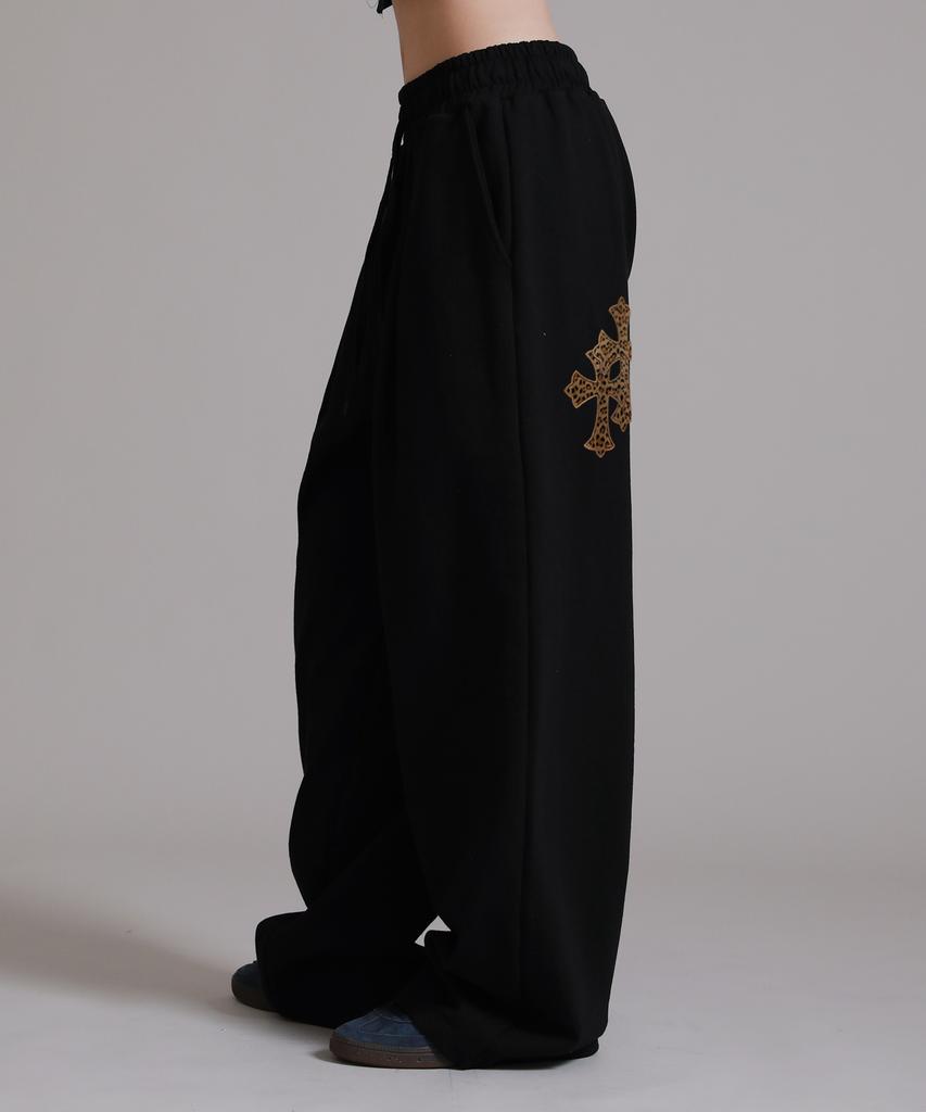 LIKE THE MOST Leopard Twin Cross Applique Training Pintuck Wide Pants_Black