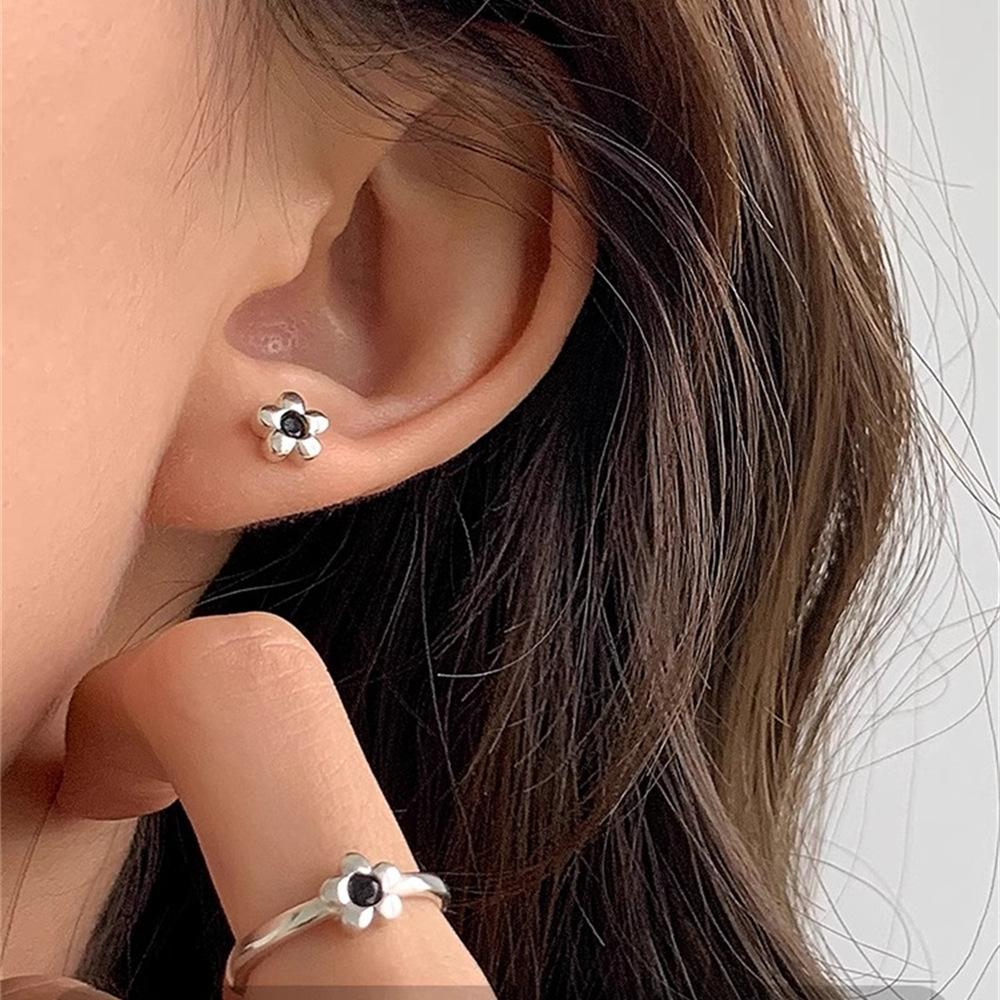 Black zircon flower ring ins simple and cold wind Japanese and Korean personality niche design index finger ring