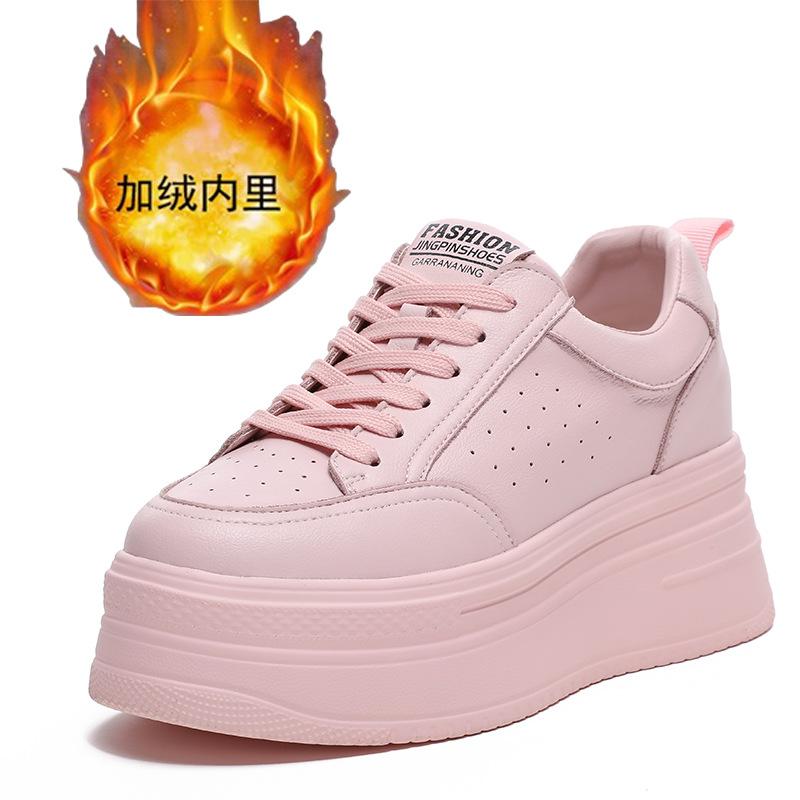 Scarpe sportive con plateau interno e suola spessa da donna primavera estate traforate traspiranti scarpe da donna di Wenzhou modelli rialzanti traspiranti rialzanti