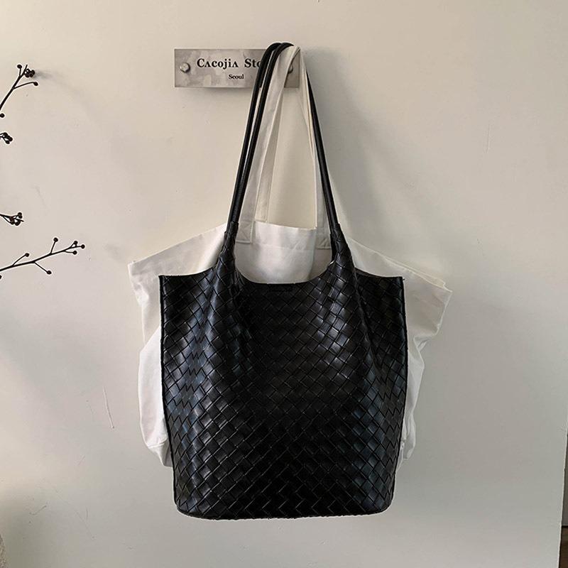 Niche woven pattern hand carrying bucket bag women's new large-capacity commuting shoulder underarm mother and child bag