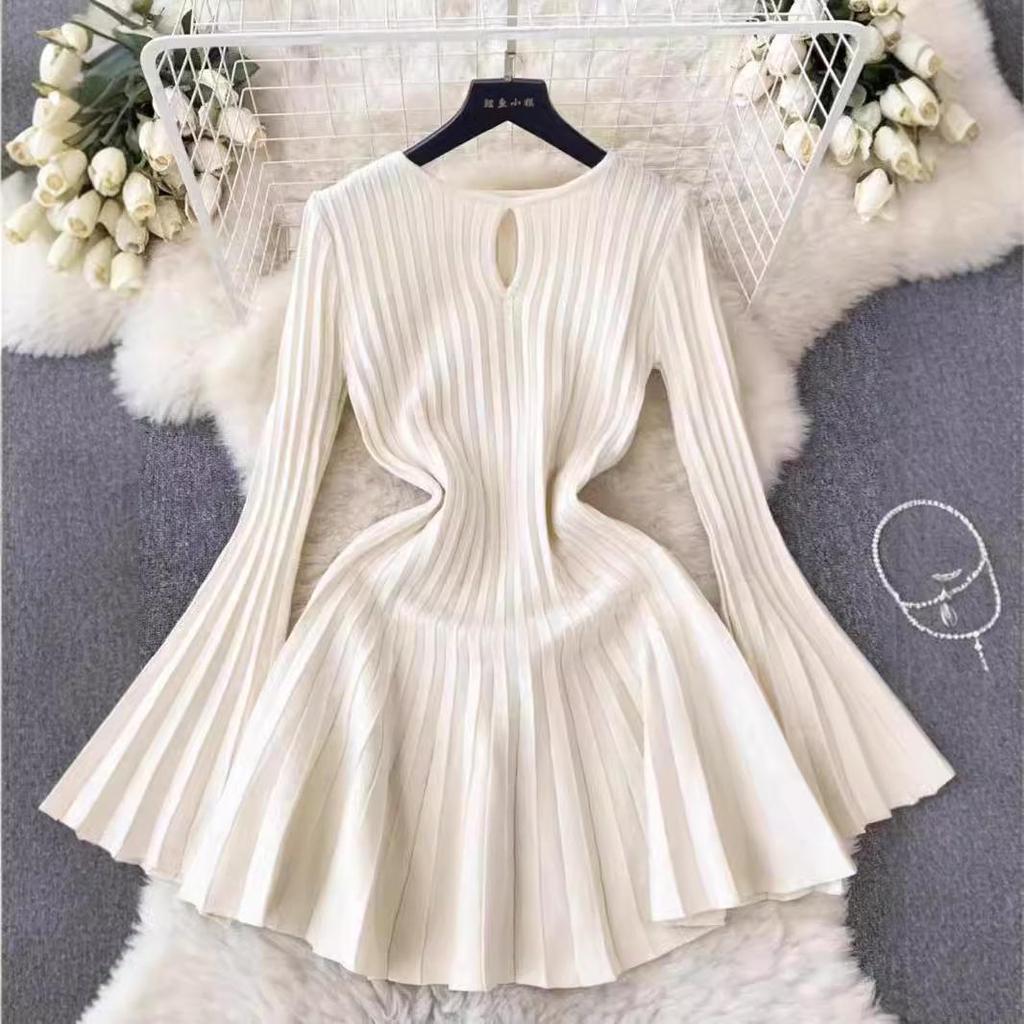 Hepburn-Style Knitted Sweater Dress for Women: Elegant French Waist Short Skirt for Autumn and Winter.