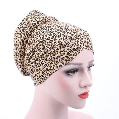 Bandana aus Baumwolle mit Leopardenmuster und Blumenmuster, Chemotherapie-Hut mit Dutt am Hinterkopf.