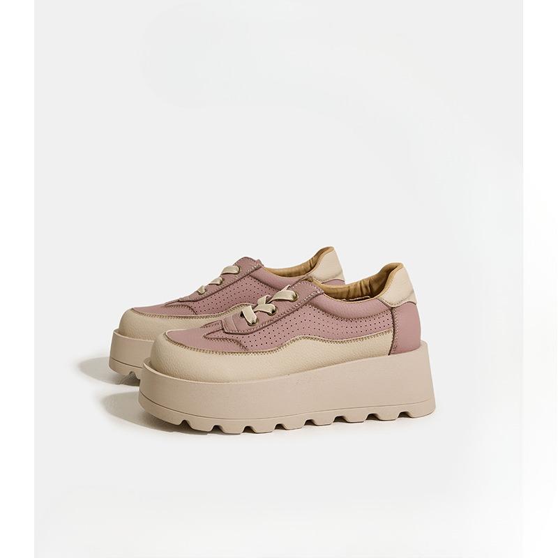 Plateauschuhe mit dicker Sohle sind vielseitige, lässige Sportschuhe für Damen.