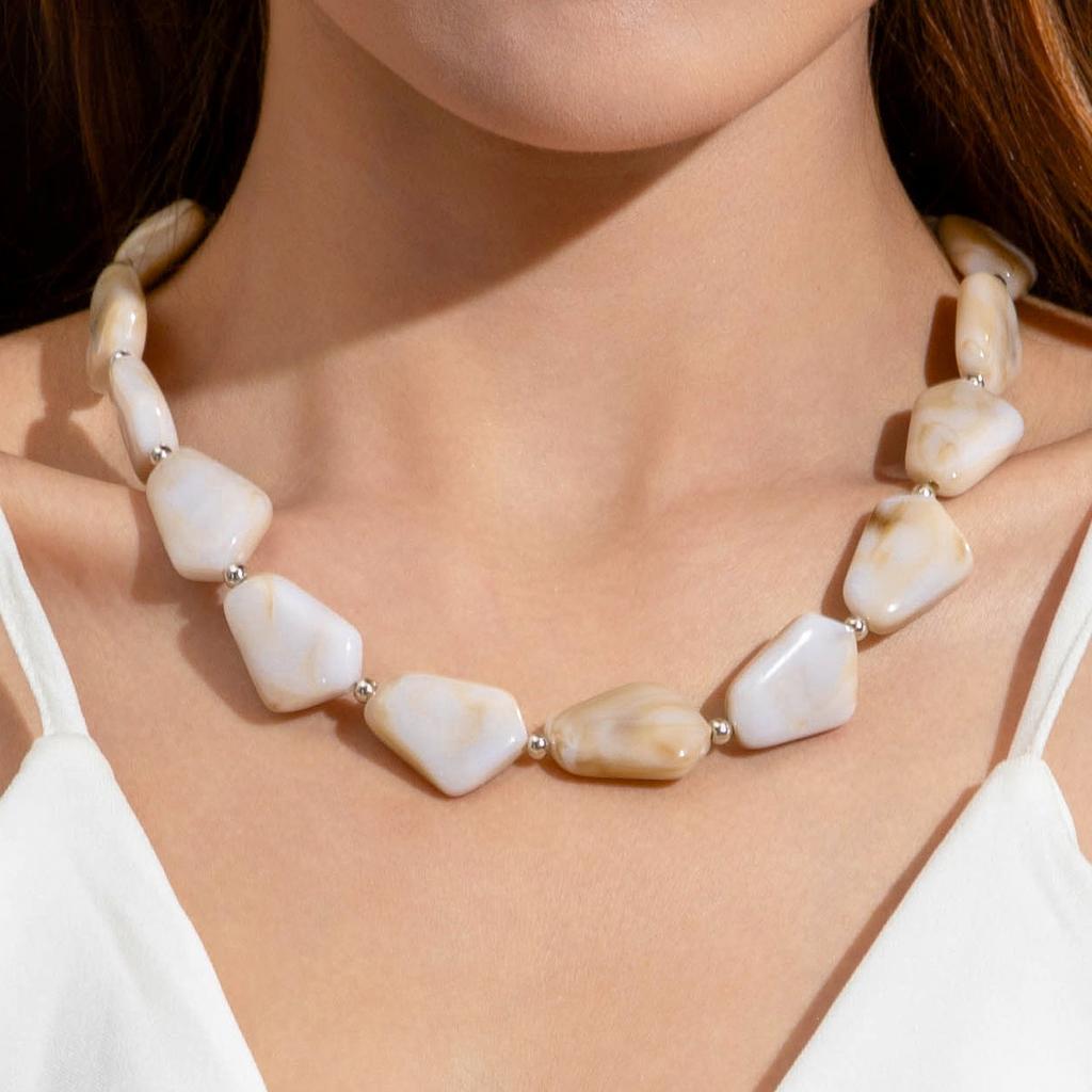 Retro acrylic resin special-shaped beaded necklace, temperament versatile light luxury neck chain