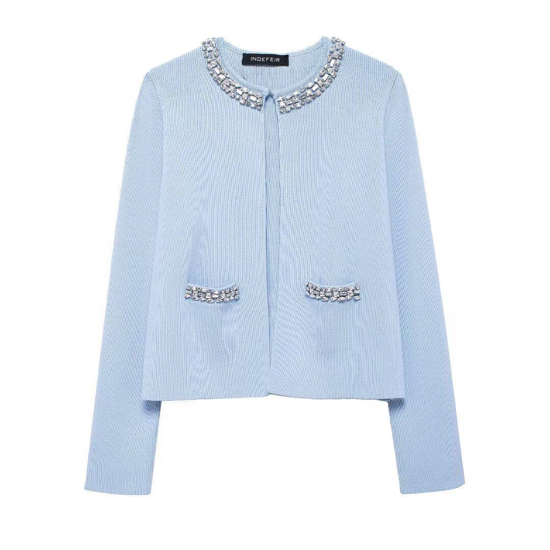 

Комплект из вязаной женской куртки и юбки до бедер с ювелирными акцентами на начало осени Medium