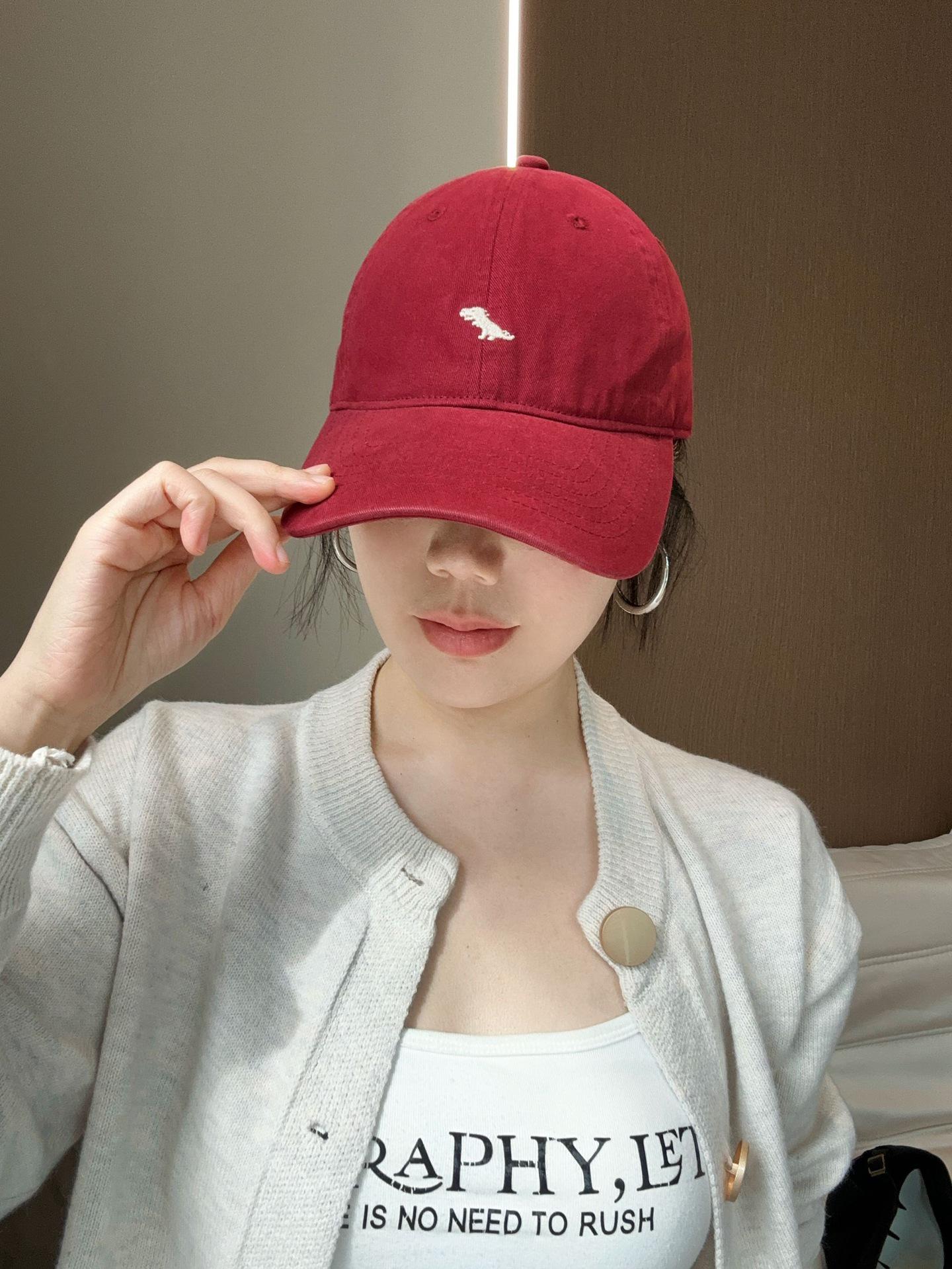 

Мультяшная бейсболка с вышивкой динозавра - Корейский стиль, Милый и универсальный дизайн с козырьком-уточкой для мужчин и женщин One Size (55-58cm) вино красного