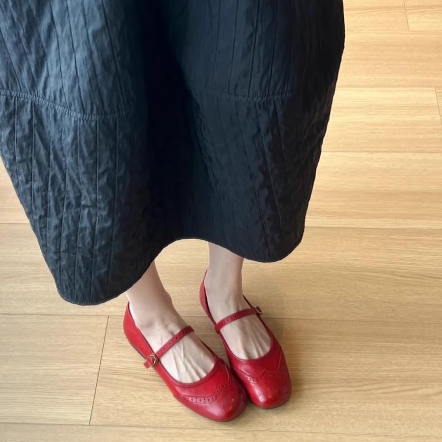 Wersja z owczej skóry~ retro okrągły nosek czerwone pojedyncze buty damskie płytkie wsuwane z paskiem z wygrawerowanymi małymi skórzanymi butami płaskie buty Mary Jane