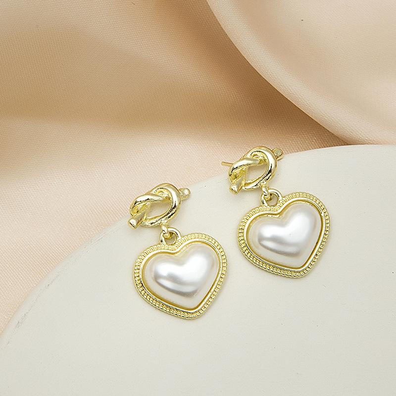 Light Luxury Simple Pearl Earrings Women'S Metal Smooth Pearl Geometric Star Love Ear Jewelry Of The Same Style