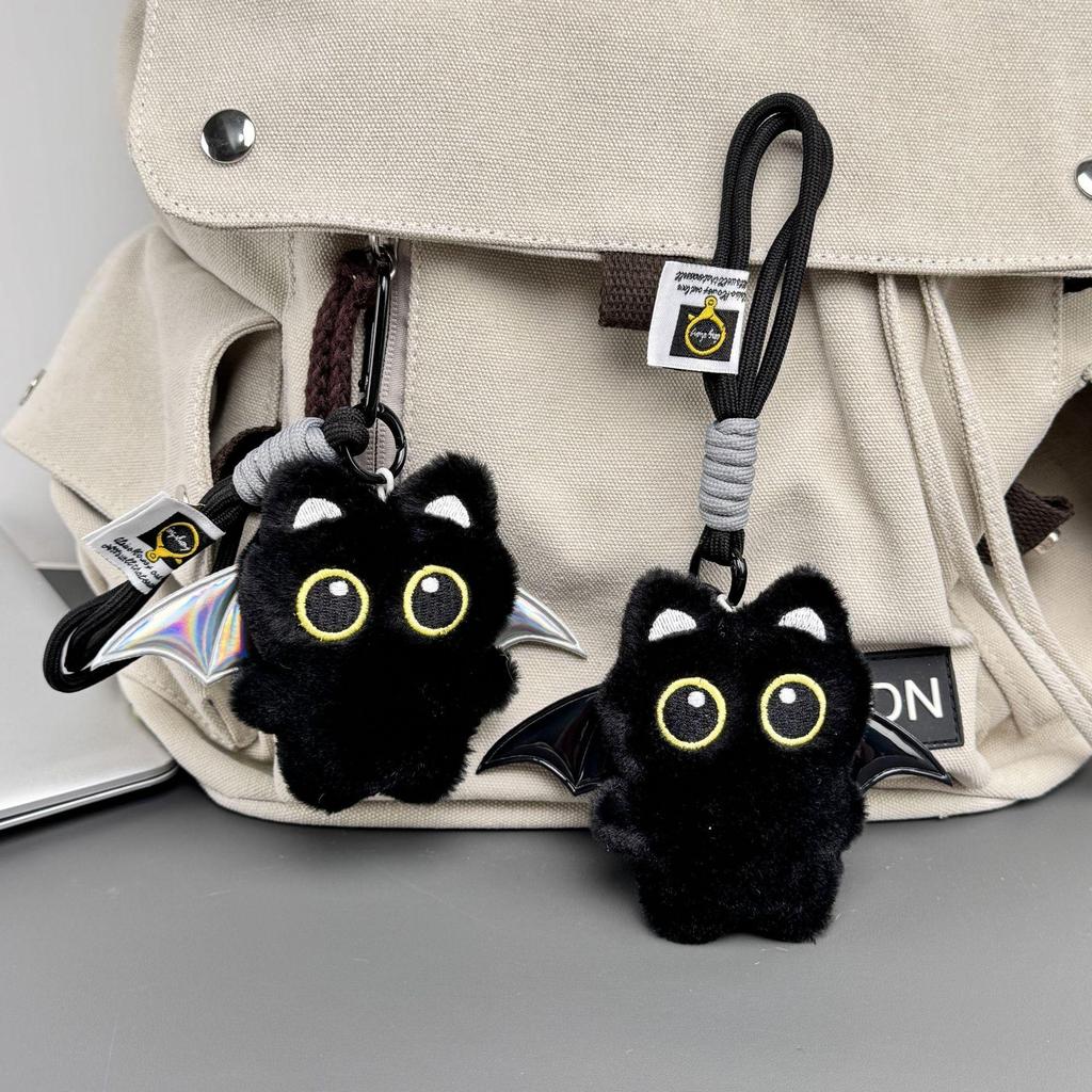 Beliebter schwarzer Katzen-Plüschanhänger mit großen Augen, Flügeln im Punk-Stil und Quietsche-Anhänger für Taschen