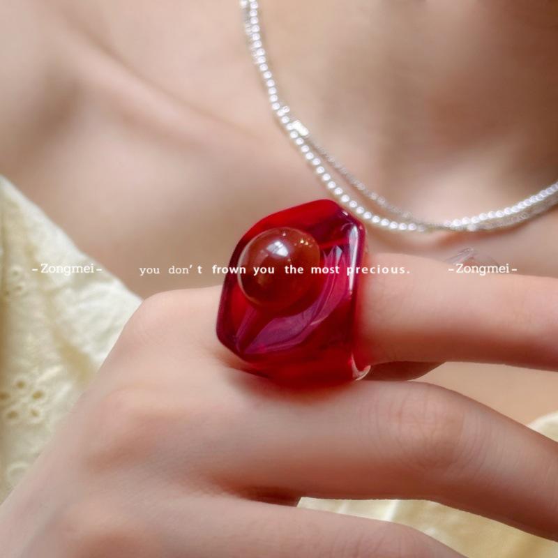 Bernsteinfarbener geometrischer Acrylharzring: Retro Vintage Schmuck mit High-End Stil