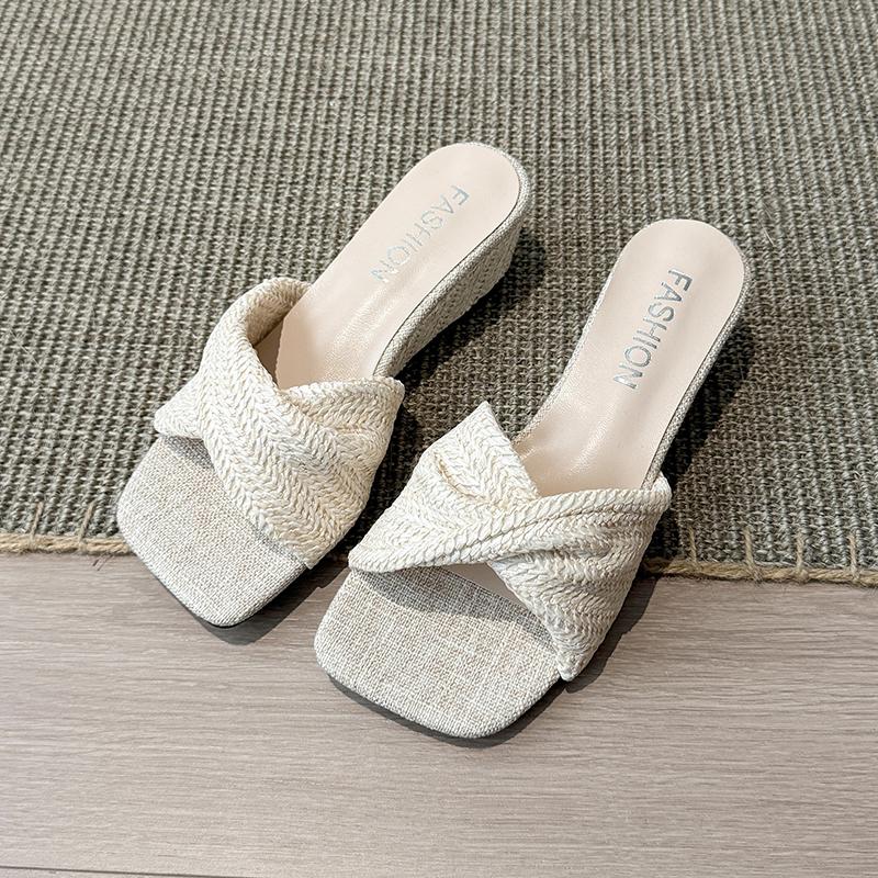 Fashion French Retro Woven Wedge Flat Slippers for Women in Summer 2025 New Versatile Height-increasing Small Sandals and Slippers
