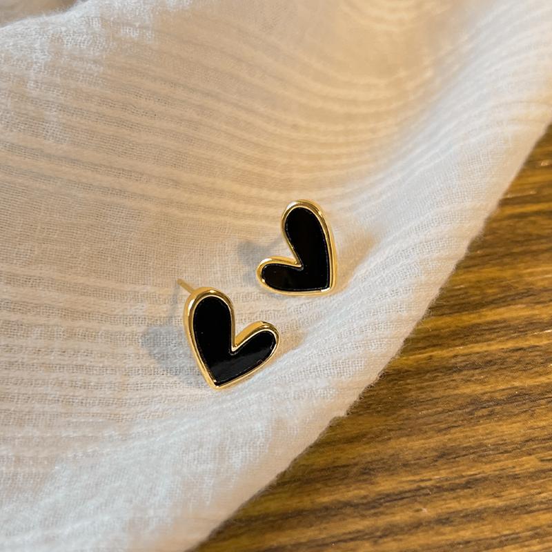 Koreanische Süße Niedliche Schwarz Weiß Liebe Herz Kleine Steckerohrringe Zierliches Emaille Herz Ohrringe für Damen Party Mode Schmuck