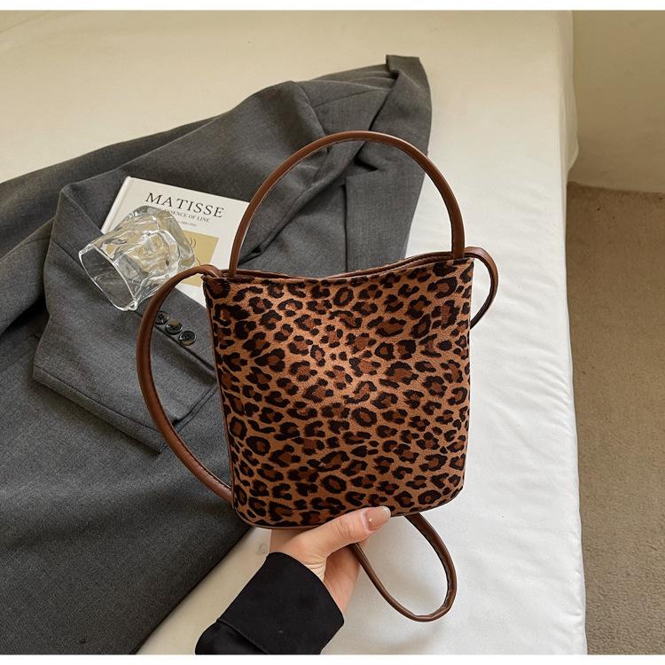 

Портативная маленькая сумка женская осенне-зимняя универсальная 2025 новая матовая ретро леопардовый принт популярная на плечо кроссбоди сумка-ведро