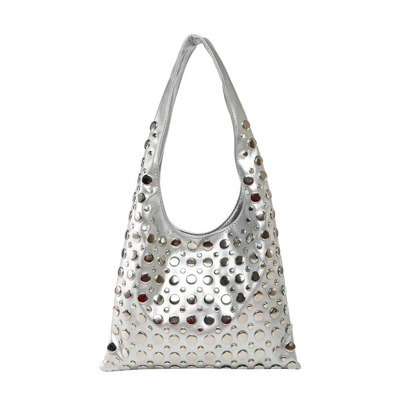 Modische PU-Taschen mit großen Nieten im Designer-Stil für Mädchen Trendige Handtaschen mit großer Kapazität und Persönlichkeit Mädchen-Stil