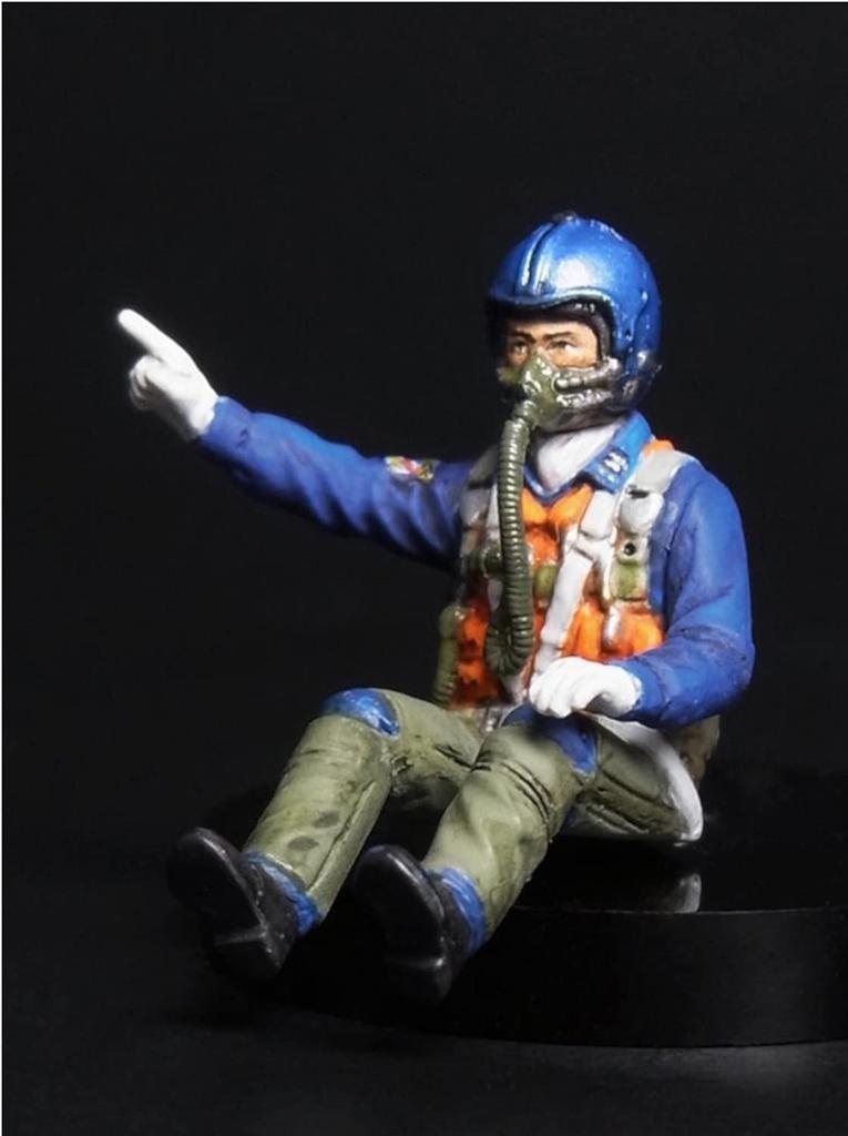 PLATZ JASDF Blue Impulse Special Limited Edition Plastic Model with Officer Figure 1/72 T-2 Pilot/Flying SP-103