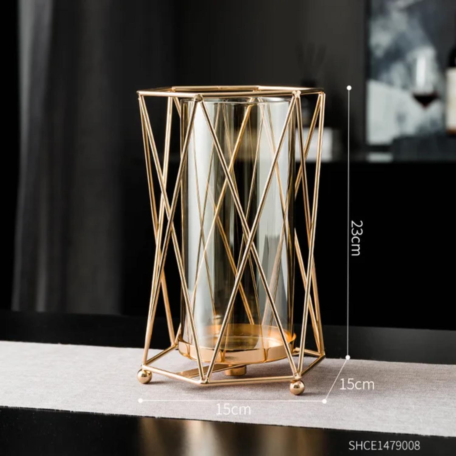 

Новинка Украсьте свое жилое пространство потрясающей изысканностью и роскошным шармом, добавив этот изысканный подсвечник из золотистого металла.