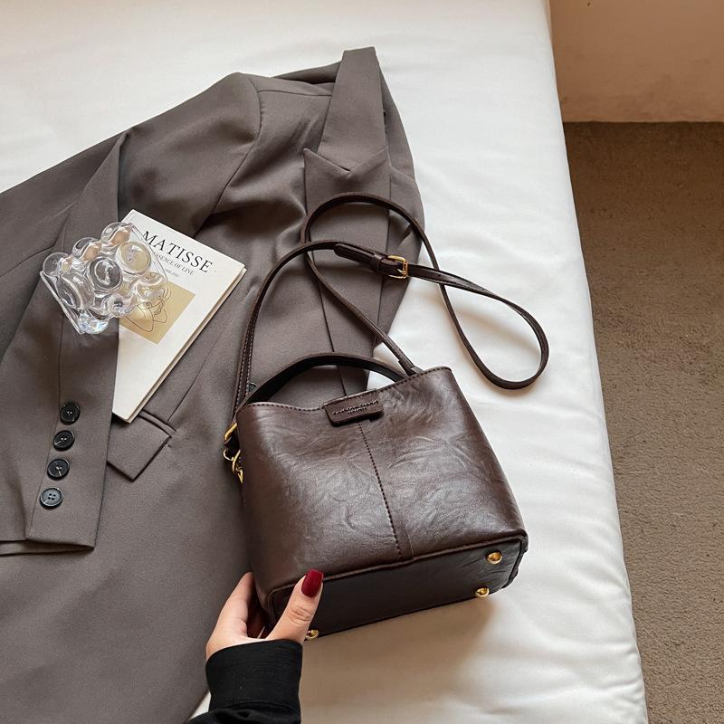 

Popular super hot retro portable bucket bag women s autumn and winter new fashion shoulder bag versatile commuter messenger bag 20*11*17