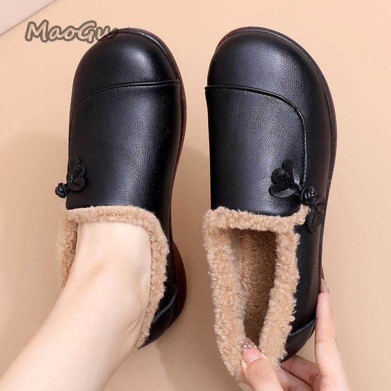 Plüschige Damenschuhe für Herbst und Winter: Bequeme Slipper mit weicher Sohle, ideal zum Hineinschlüpfen und für entspanntes Fahren.