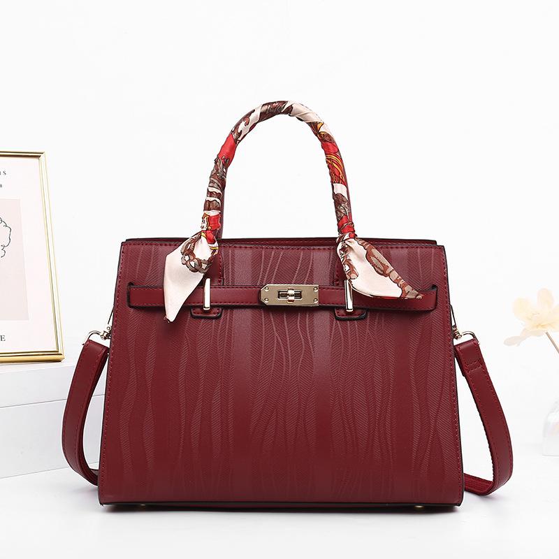 

Red textured wedding bag women s 2025 new trendy atmosphere mother wedding bag middle-aged messenger bag бордовый