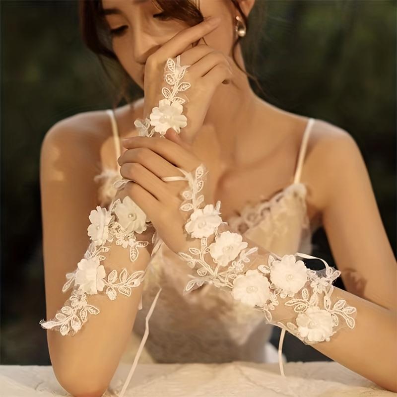 Elegante weiße Hochzeits-Handschuhe mit Blumen-Akzent Europäischer Stil Braut-Handschuhe Hohlfinger für vollständige Fingerabdeckung