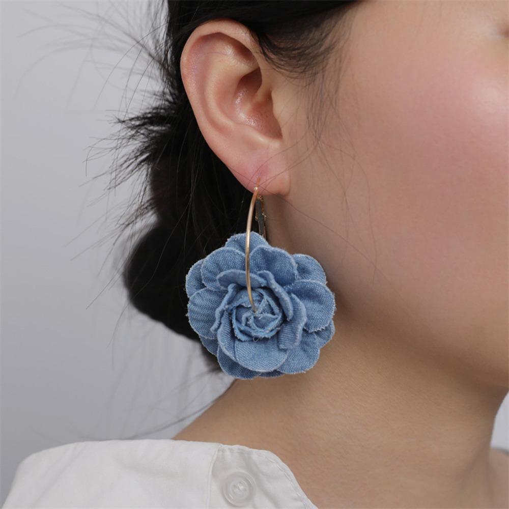Blaue Rosenohrringe Handgefertigte Ohrringe aus Jeansstoff für Damen Übertriebene Kamelien-Blumenohrringe Party-Schmuck Geschenke
