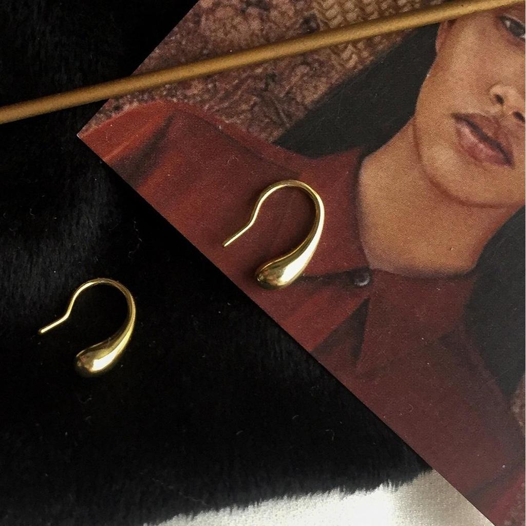 Niche Design S925 Sterling Silver Earrings: Korean High-Class Cold Style Ear Studs for Women with Short Hair.