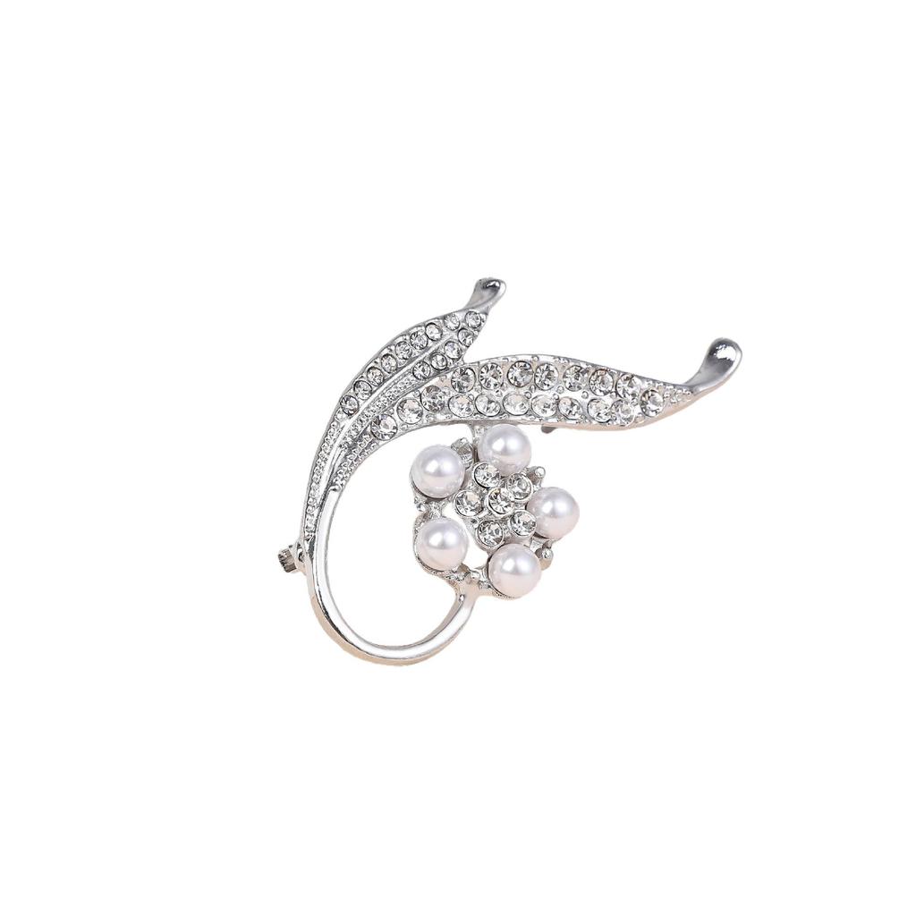 Fashionable Korean Pearl Flower Rhinestone Brooch for Women – Elegant Suit Accessory