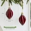 Weinrot beflockte Weihnachtsbaumkugel