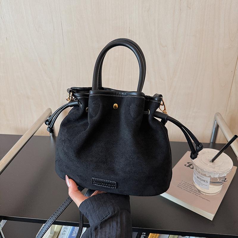 

Замшевая сумка женская осень и зима 2025 новая повседневная матовая ретро сумка-мессенджер через плечо премиальная сумка-ведро чёрный