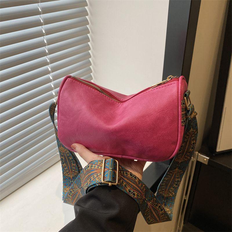 

Premium retro small bag 2025 spring and summer new women s bag popular messenger bag super fire shoulder small square bag роза розовый