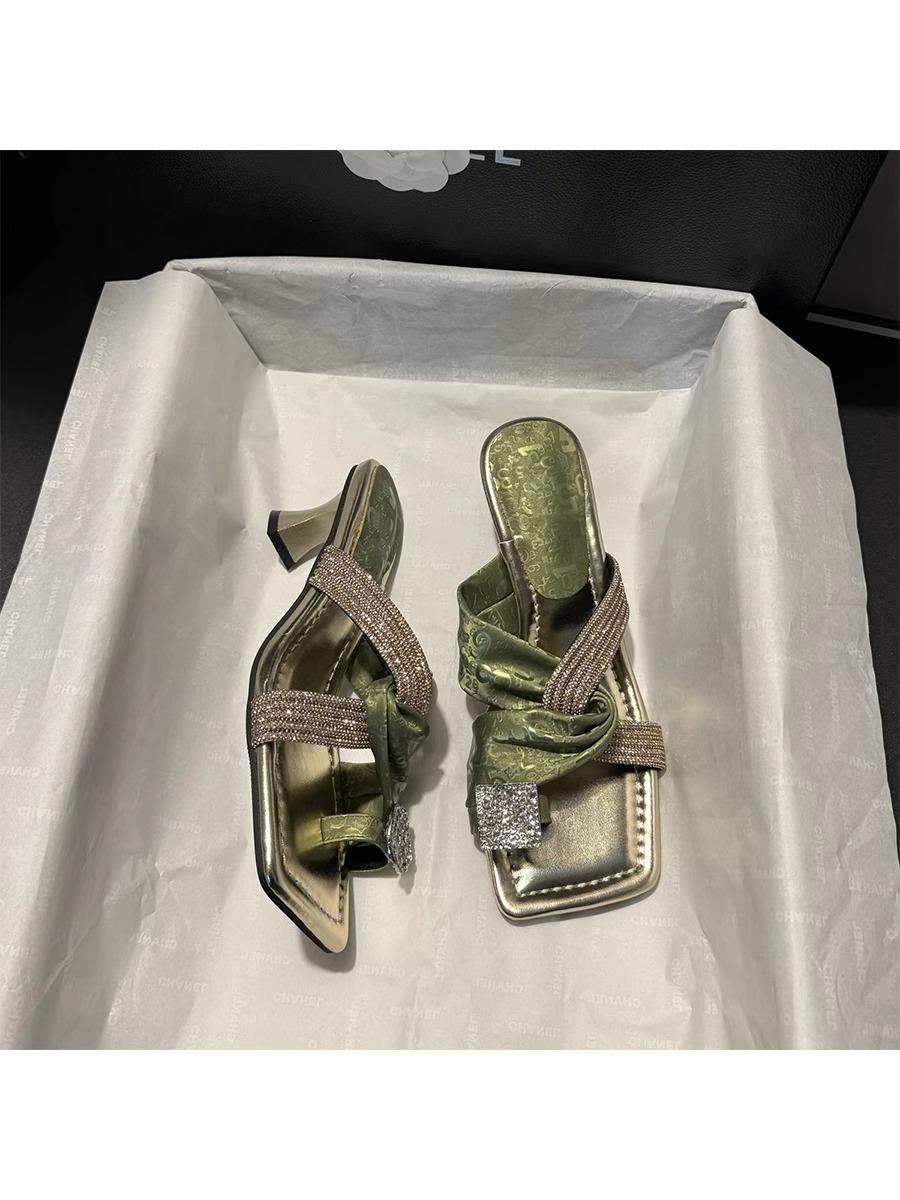 

Модные шлепанцы с квадратным носком, на высоком каблуке, с закрытым носком, женские, лето 2025, новые, со стразами, с надписью, на тонком каблуке, крутые шлепанцы 35