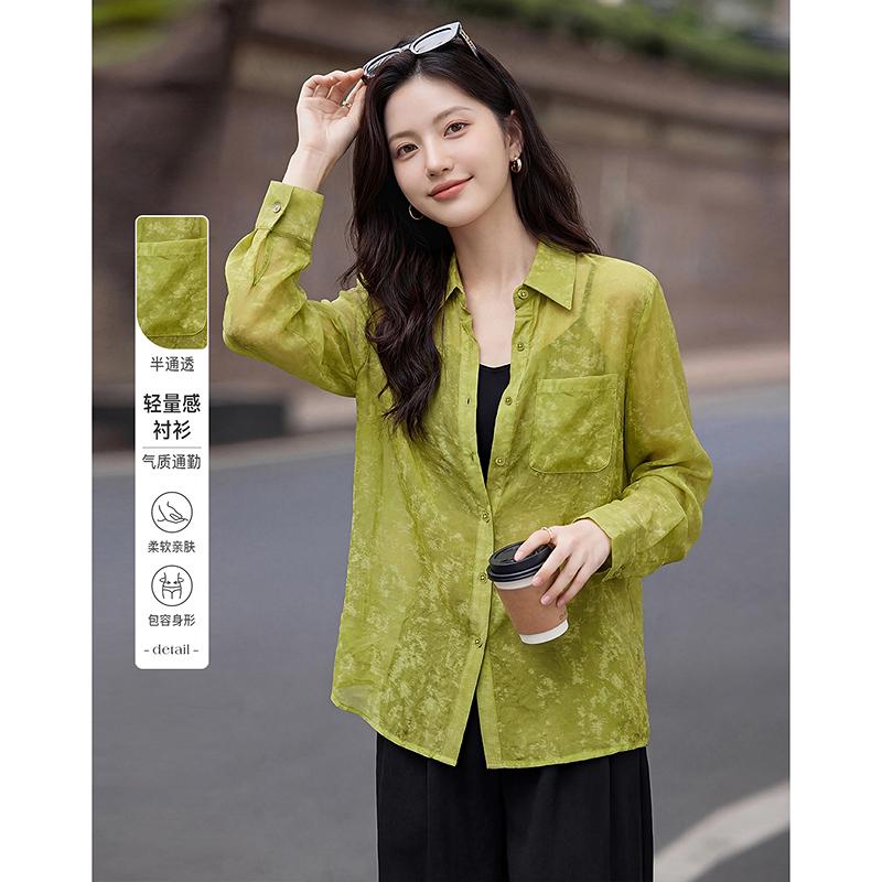 Loose shirts in early spring and summer, with a sense of luxury and a beautiful look. Wearing a trendy top