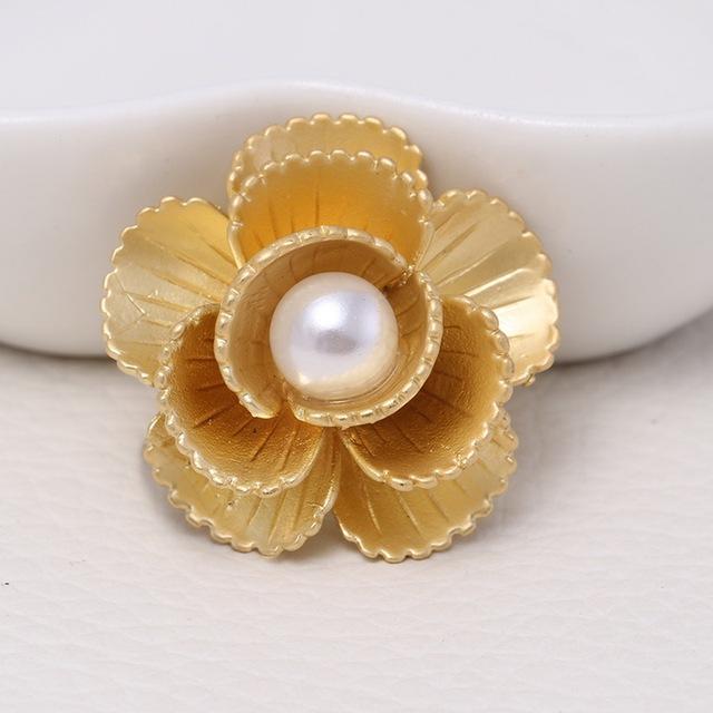 

Новая корейская маленькая брошь с несколькими лепестками и жемчугом, булавка, брошь в виде цветка, украшение одежды, модная изысканная ювелирная брошь в подарок