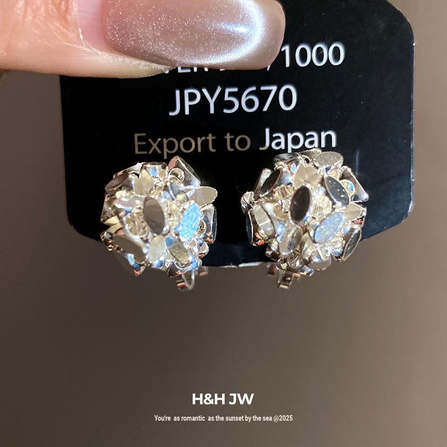 K real gold electroplated flower cluster ear clips European and American retro simple fashion temperament earrings light luxury high-end earrings