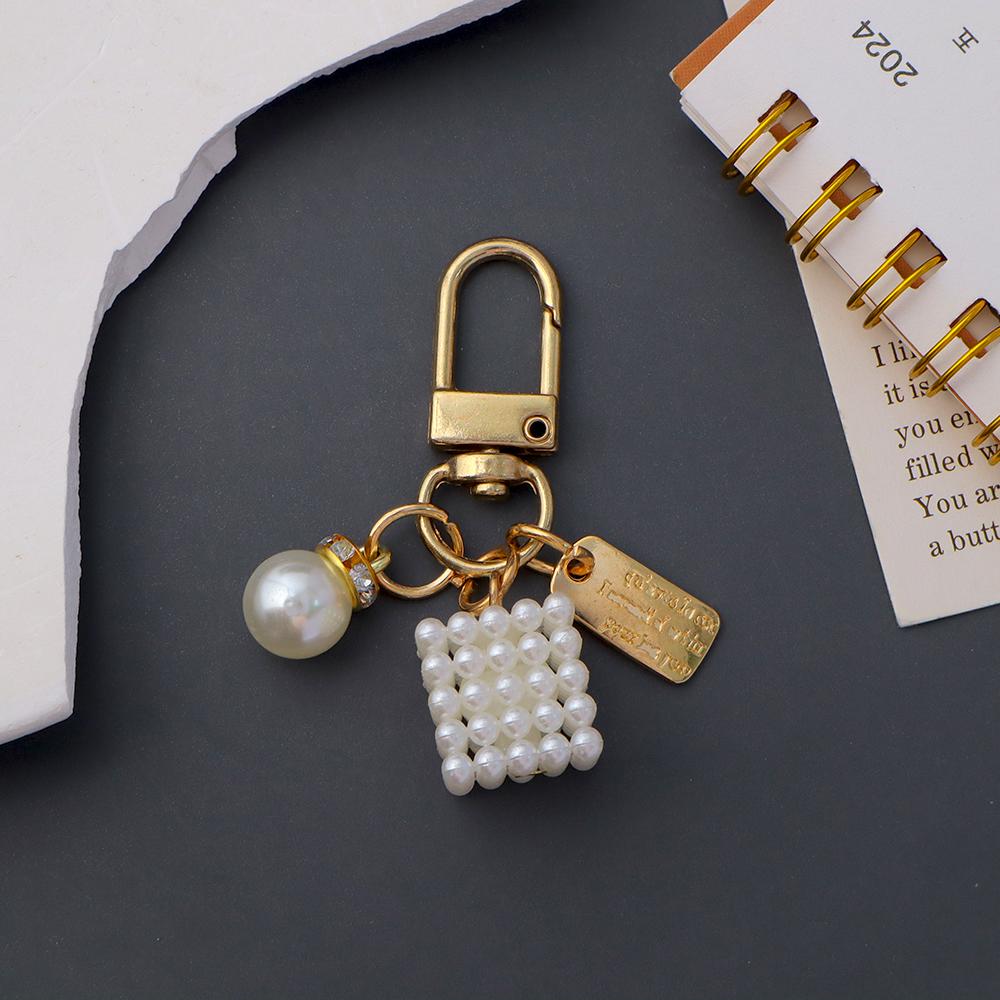 Niedlicher Perlenblumen-Schlüsselanhänger Glänzendes Muschelblatt-Schlüsselanhänger Metallanhänger Zubehör für Damen Auto Anhänger Taschenanhänger Schmuck